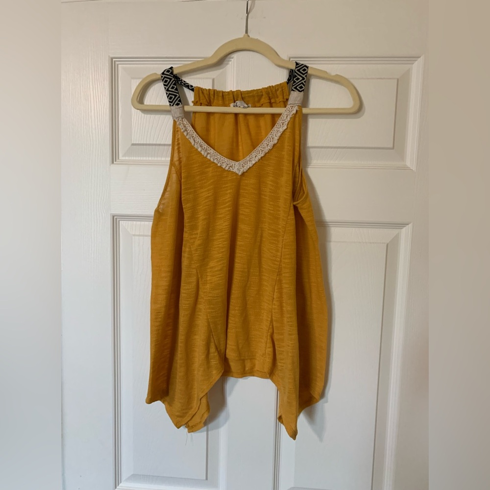 Jolt‎ V-Neck Sleeveless Asymmetrical Swingy Tank Top, Gold Cream, Large Coquette